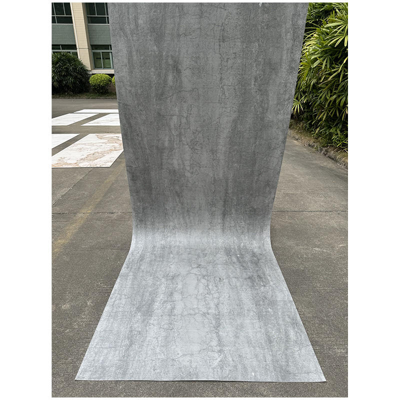 Pared curva con revestimiento de piedra flexible ecológica en una casa moderna