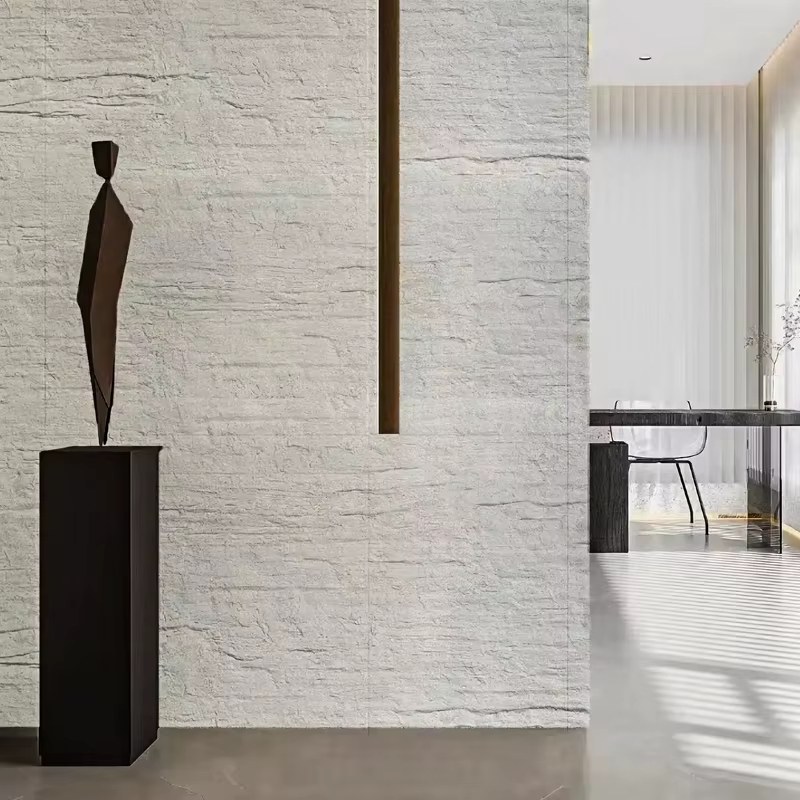 Elegante vestíbulo con revestimiento de piedra flexible ecológica en la pared curva