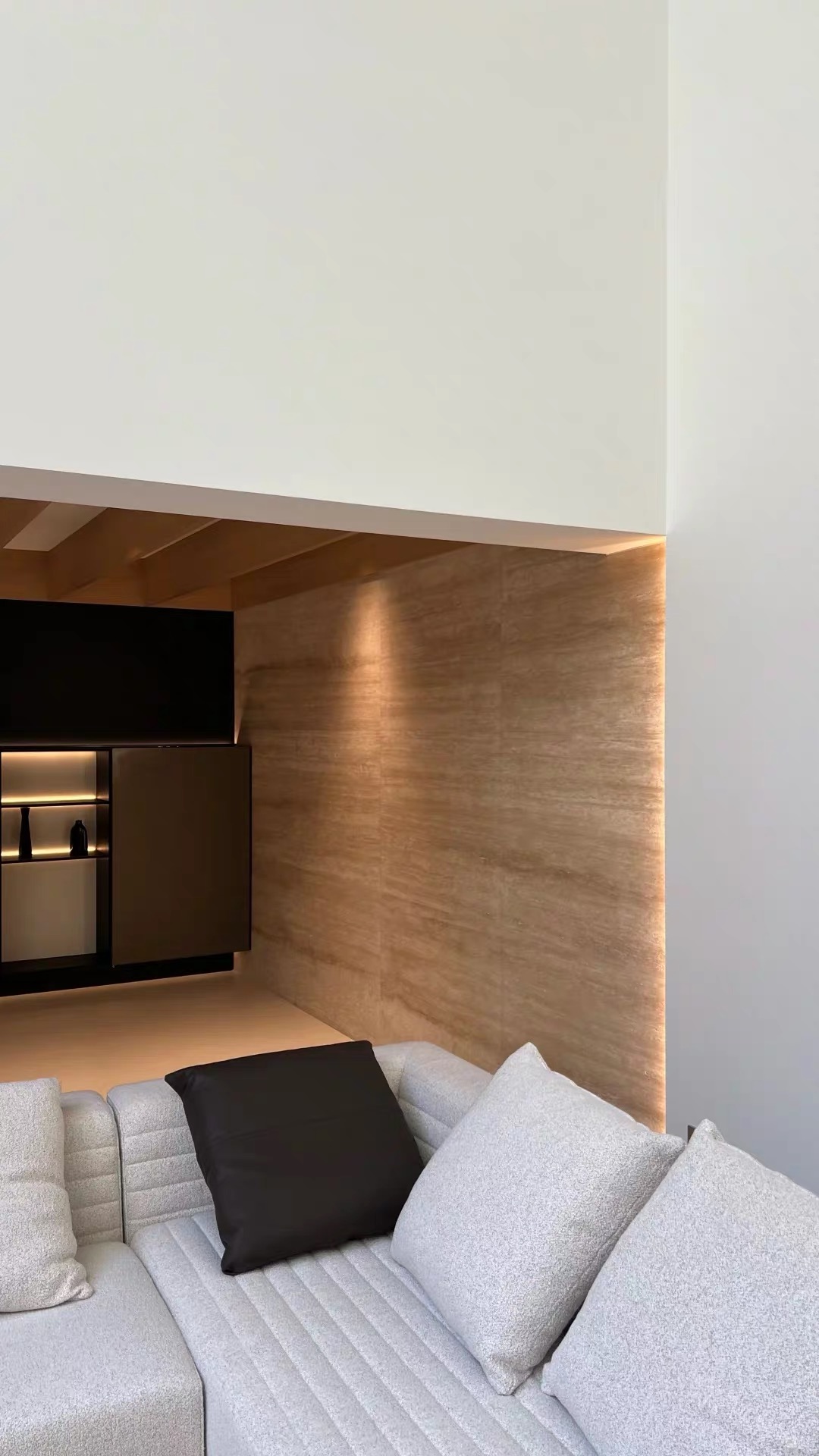 indoor design wall cladding with travertine stone